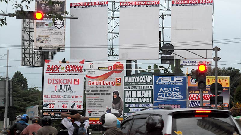 Akui Ilegal, Reklame Malah Dibiarkan