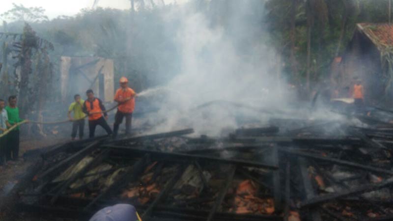 Rumah Seisinya Ludes Terbakar Saat Ditinggal Antar Haji