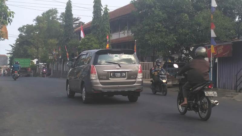 Tanpa Marka, Kendaraan Saling Serobot di Jalan Kali Putih