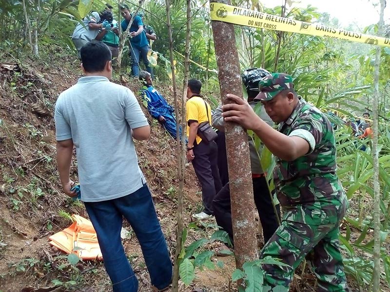 Seorang Kakek Ditemukan Tergantung di Pohon Kopi