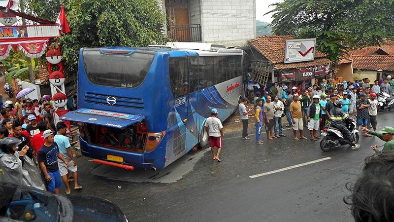 Bus Tabrak Rumah di Ruas Jalan Ajibarang-Wangon