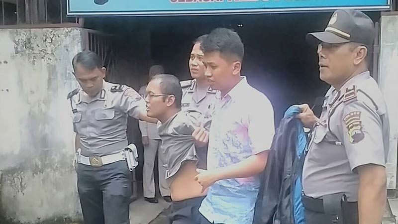 Nekat! Herman Cekik Anggota Polisi di Polres