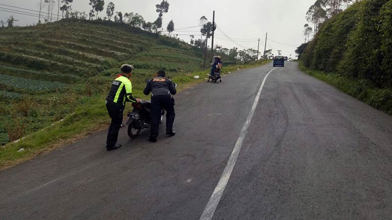 Kendaraan Wisatawan Kerap Tak Kuat Menanjak Jalur Dieng Via Batur