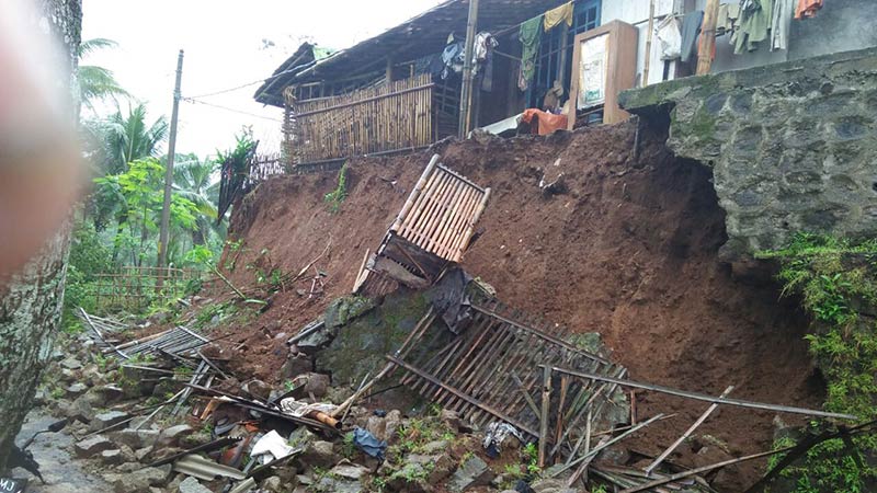 Hujan Longsorkan Tebing di Rawalo Banyumas