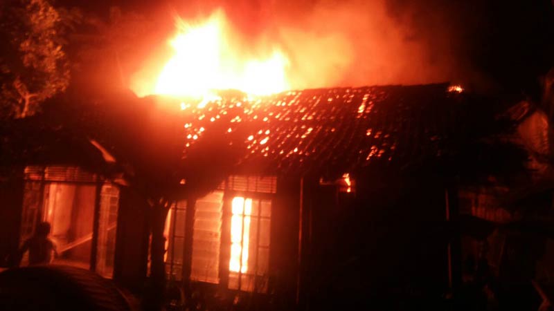 Ditinggal ke Warung, Rumah Ludes Terbakar