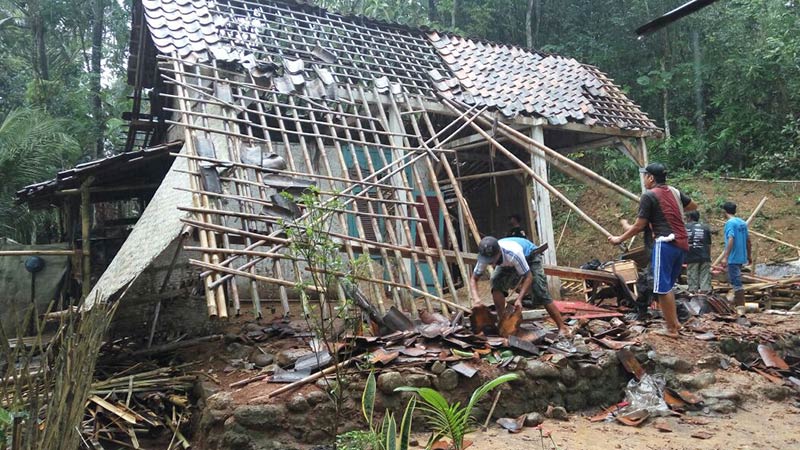 Angin Kencang Robohkan Rumah di Ajibarang