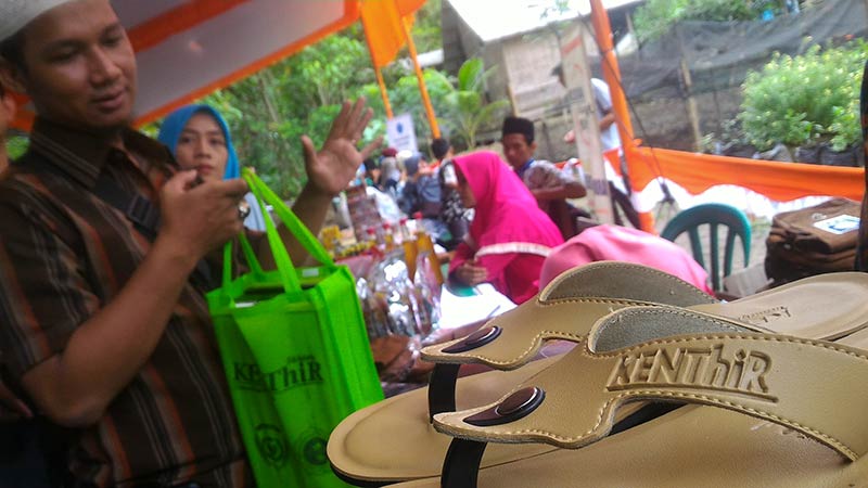 Sandal Produksi Santri Pondok di Cilacap yang Bersahabat