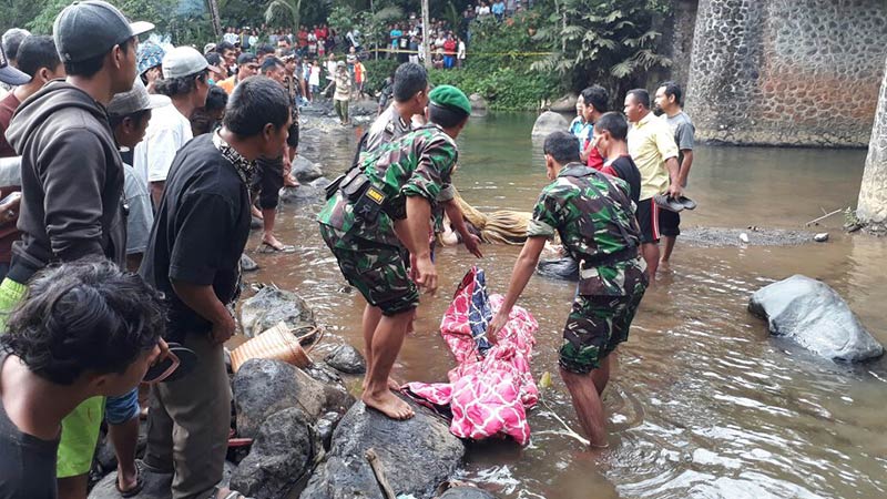 Pasutri Terbungkus Bed Cover Ditemukan Ngambang di Klawing Purbalingga