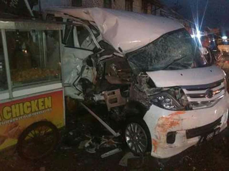 Hindari Sepeda, Bus Tabrak Mobil