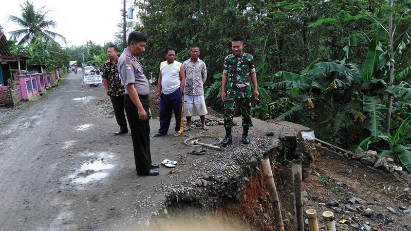 Sedang Dibangun, Jalan Kembali Longsor