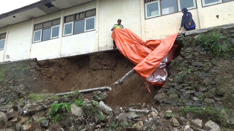 SD Negeri 3 Pagentan Terancam Ambruk