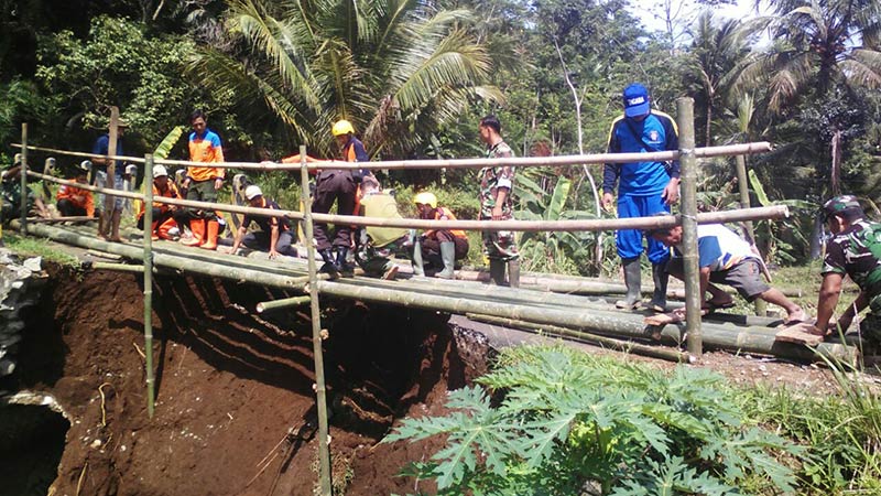 Longsor Putus Jalan Desa Langgongsari Cilongok