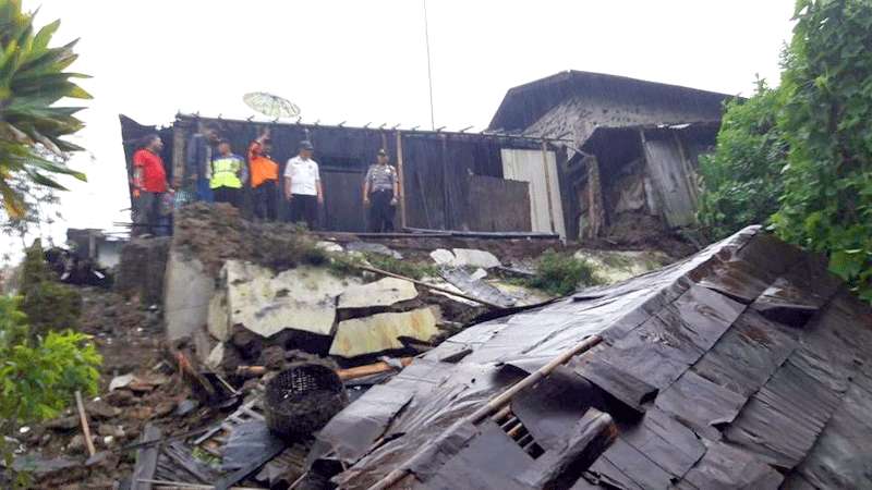 Dapur Rumah Warga Gunungmalang Longsor