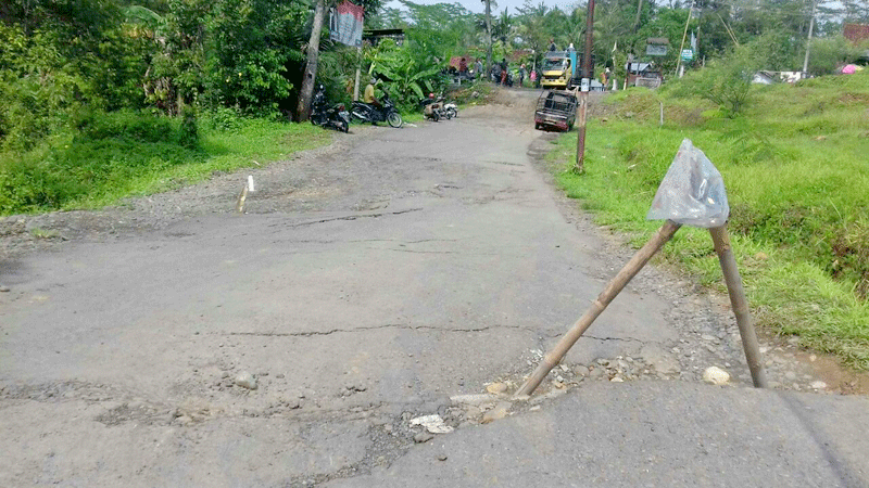 Jalan Rembang-Karangmoncol Ambles Lagi