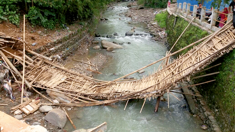 Jembatan Darurat Losari Ambruk