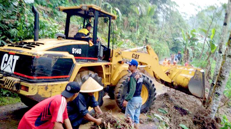 Longsor Tutup Akses Tiga Jalan