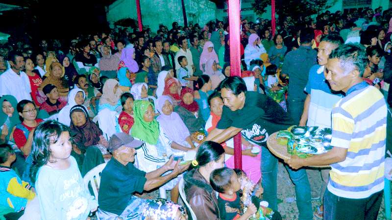 Makan Bareng 1.546 Nasi Takir Ruwat Bumi