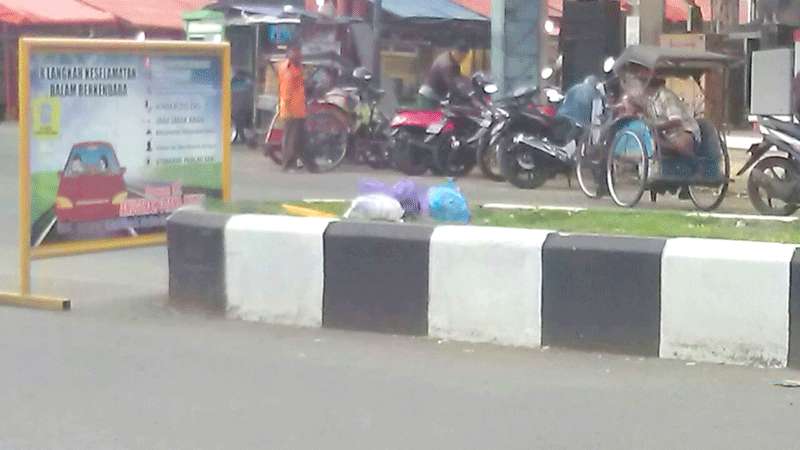 Median Jalan Baru Jadi Tempat Sampah