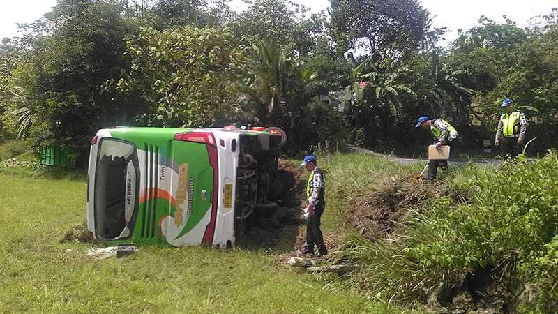 Bus Rombongan Perangkat Desa Terguling Usai Ikuti Aksi Demo di Jakarta