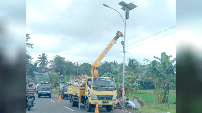 Pasang 506 Unit PJU Tenaga Surya