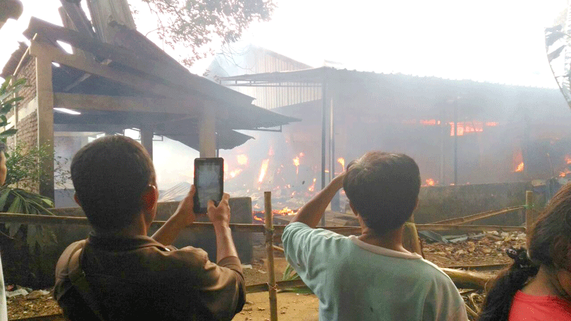 Ratusan Los di Pasar Purwasaba Terbakar