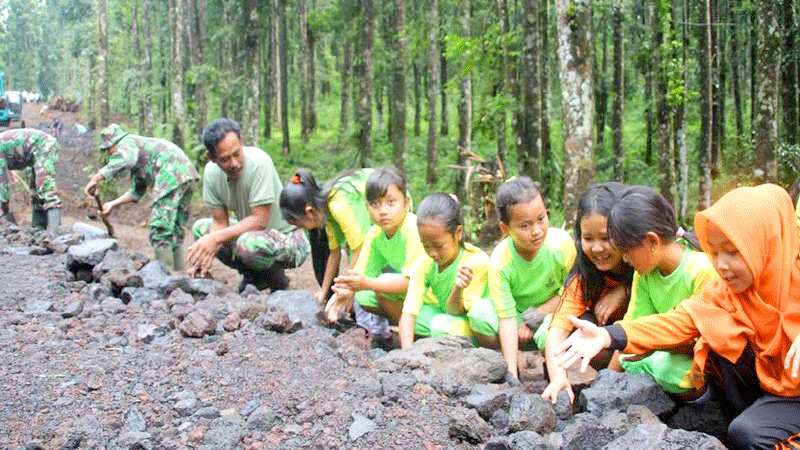 Luar Biasa Siswa SD di Purbalingga Ini, Bantu Pembangunan Jalan Bersama TNI