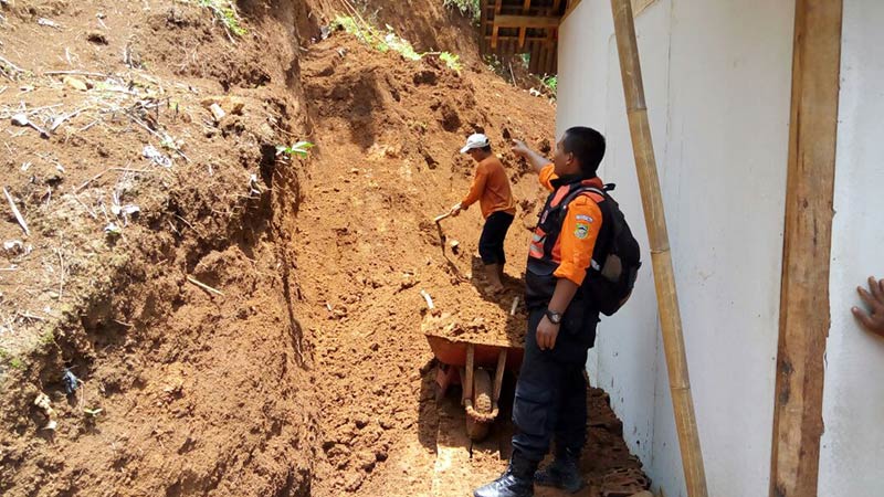 Tebing Longsor Ancam Rumah Warga di Ajibarang