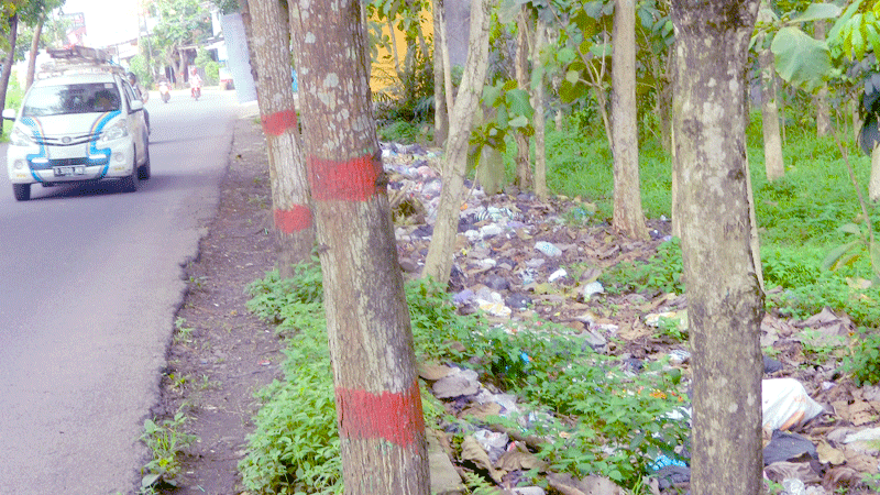 Tepi Jalan Jadi Tempat Sampah