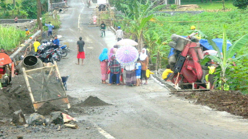 Cor Jalan, Truk Terguling ke Sawah