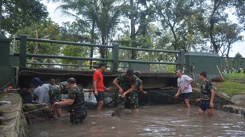 Bersihkan Sampah, Danrem Nyebur Sungai