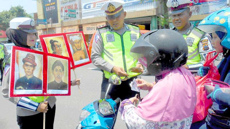 Hafal Nama Pahlawan, Lolos Tilang