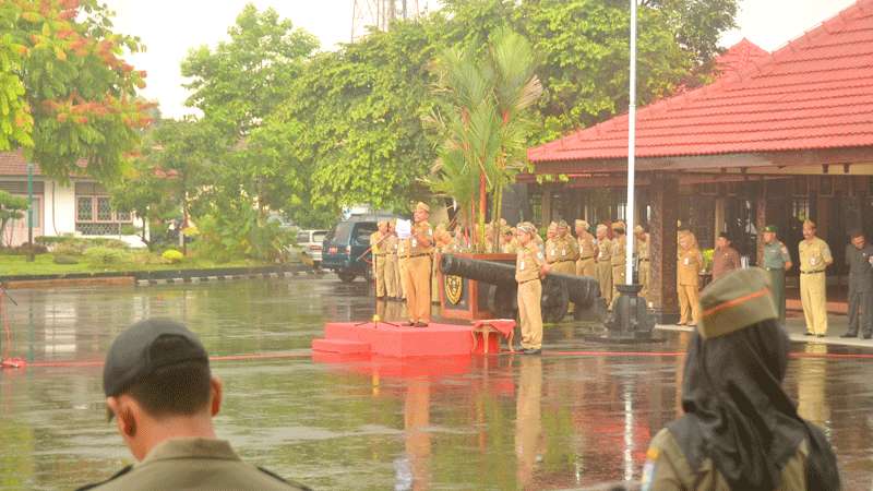 Hujan Deras, Upacara Tetap Berlangsung