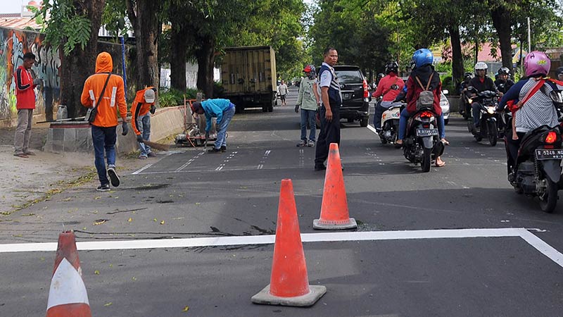 Pembuatan Marka 952 Meter di Banyumas Diselesaikan