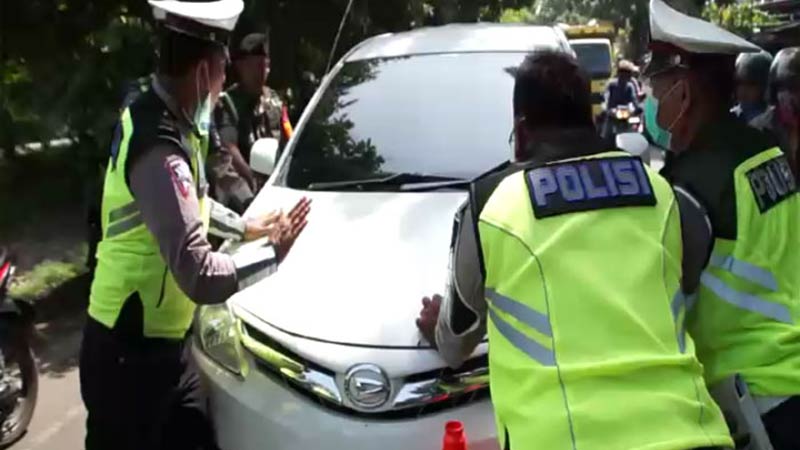 Nekat, Mobil Bernopol Palsu Nyaris Tabrak Polisi