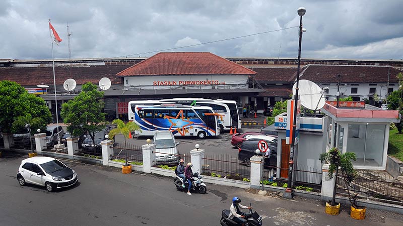 Jalur KA Tertimbun Longsor, Ratusan Penumpang KA Dioper Ke Bus