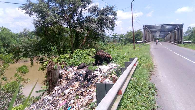 Sampah Menumpuk di Tepi Jalan