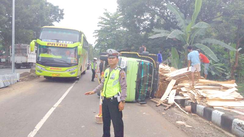 Tali Pengikat Lepas, Truk Terguling