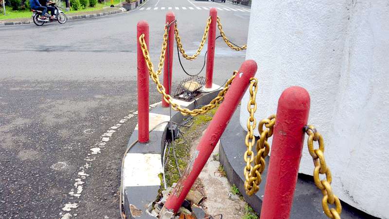 Tugu Pancasila Penuh Rumput