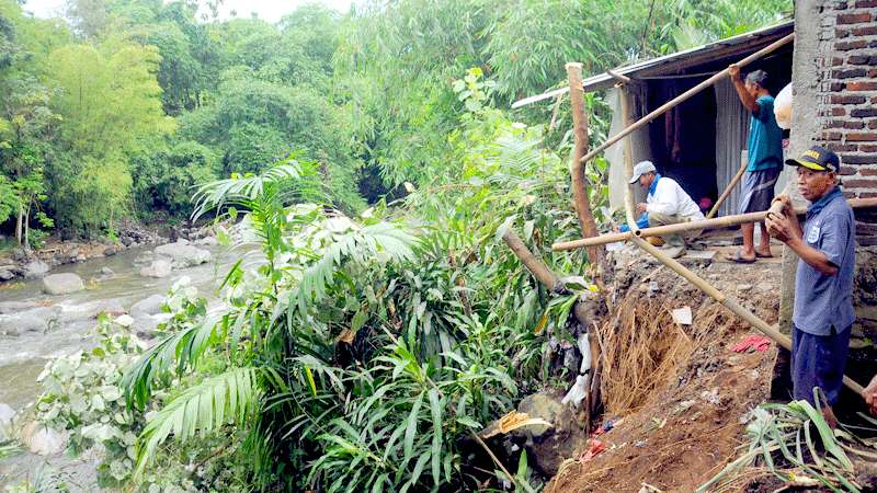 Hujan Lebat, Dapur Warga Purwokerto Utara Longsor