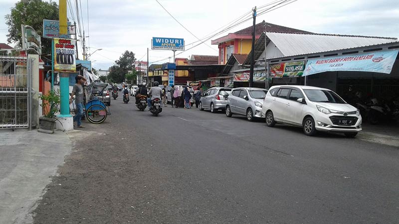 Marka Di Jalan Pramuka Memudar, Banyak Parkir Semrawut