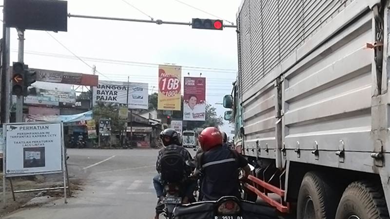 Kendaraan Berat Tetap Melanggar Marka Meski Terpantau CCTV