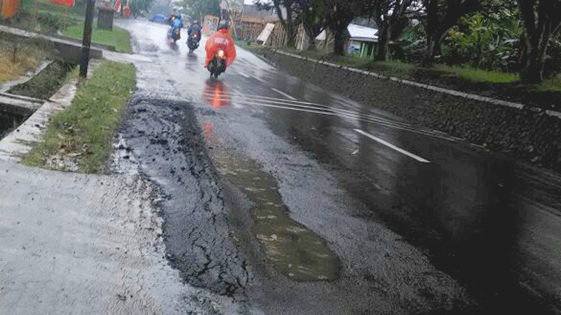 Kondisi Jalan Protokol di Purbalingga Aspal Mengelupas, Jalan Berlubang