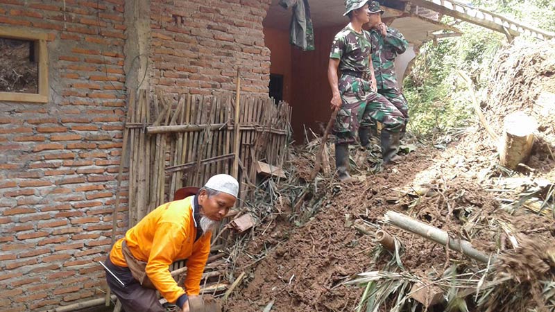 Belasan KK Grumbul Pulasari Terancam Longsor