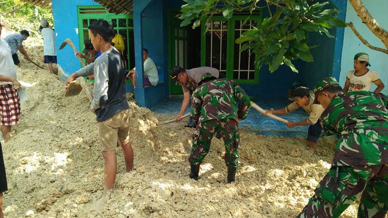 Hujan Deras Picu Longsor, Rumah Warga Terimbun