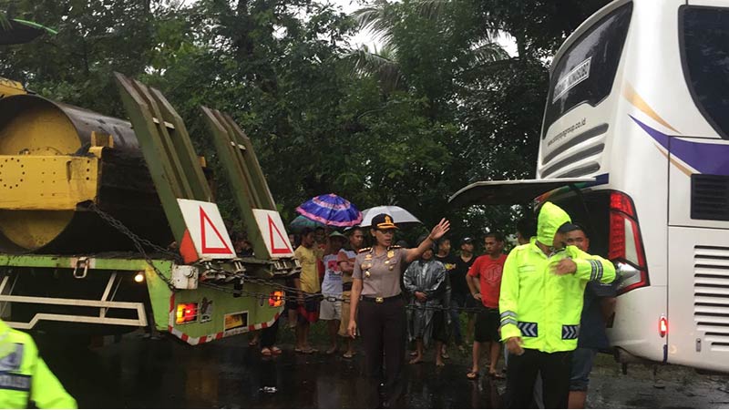 Mesin Mati Mendadak, Bus Umrah Tabrak Pohon