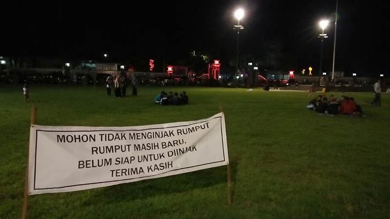 Peringatan Jangan Menginjak Rumput Alun-alun Purwokerto Diabaikan