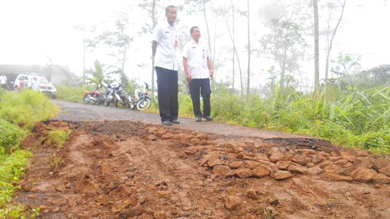 Ruas Jalan Jingkang-Danasari Rusak