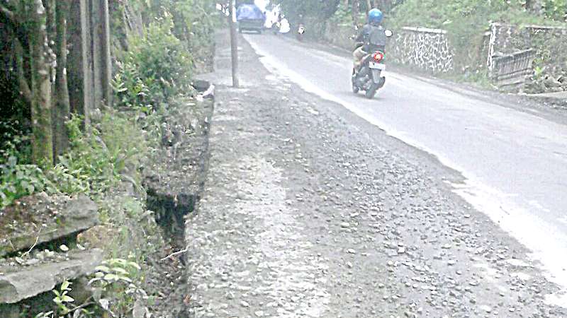 Warga Bobotsari Keluhkan Tumpahan Cor