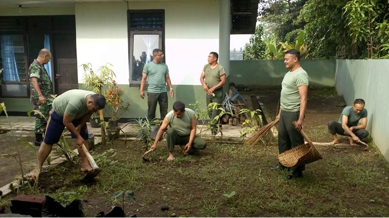 Koramil Sumbang Bersihkan Pangkalan