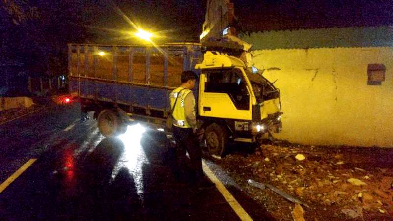 Hindari Kucing, Truk di Purbalingga Tabrak Toko